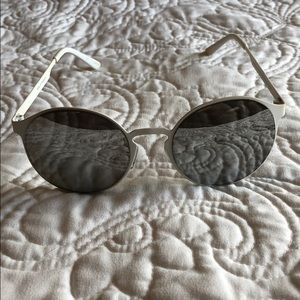 White mirrored sunglasses